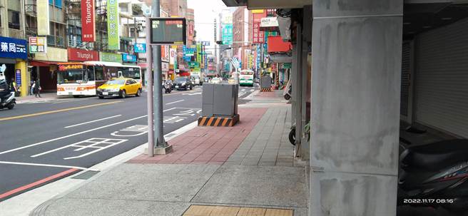 三重正义北路改善前变电箱阻碍通行，新北市养工处将变电箱迁移，提供行人更宽敞的通行空间。（新北市工务局提供／蔡亚桦新北传真）