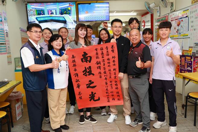 台灣女壘隊獲杭州亞運銅牌，創下連續9屆奪牌紀錄，全隊17名國手中有10名是南投縣籍，南投縣教育處貼紅榜祝賀。（南投縣政府提供／楊靜茹南投傳真）