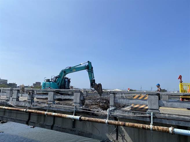 舊港橋被判定為危橋急需改建，已再今日開始拆除，新橋設計卻遭當地居民抱怨坡度「太陡」。（工務局提供／任義宇高雄傳真）