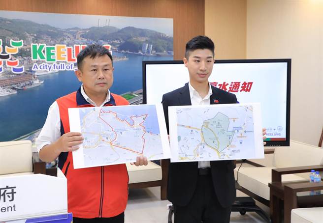 为解决贡寮净水场供水问题，基隆市中正区及信义区17日将停水23小时，影响近2万户。基隆市政府发言人余治明（右）及工务处长陈耀川说明停水范围，并呼吁民眾提早储水。（基隆市政府提供／徐佑升基隆传真）