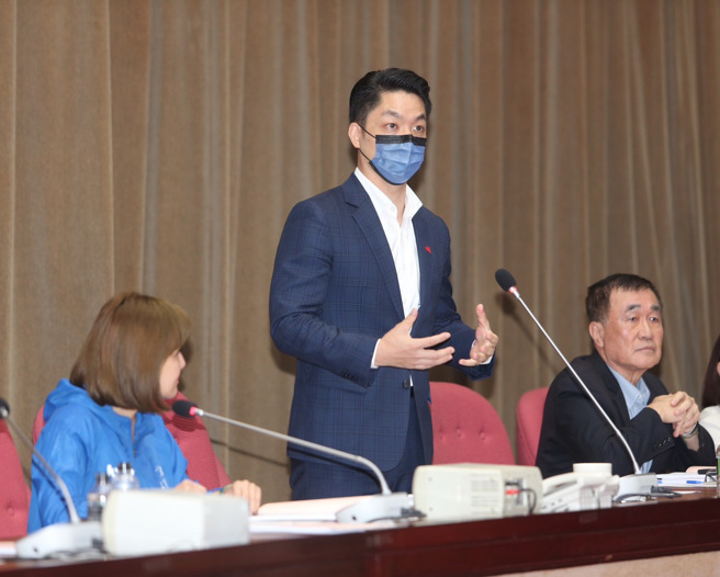 臺北市長蔣萬安（中）11日赴國民黨團說明預算及重大政策。（陳怡誠攝）