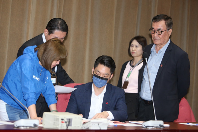臺北市長蔣萬安（中）11日赴國民黨團說明預算及重大政策。（陳怡誠攝）