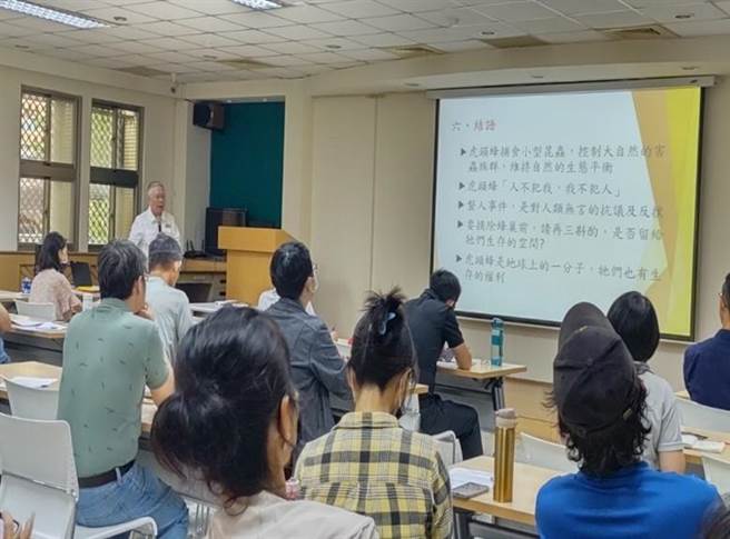 新北市动保处邀请虎头蜂专家安奎博士开课，教授预防蜂螫。（新北市动保处提供）