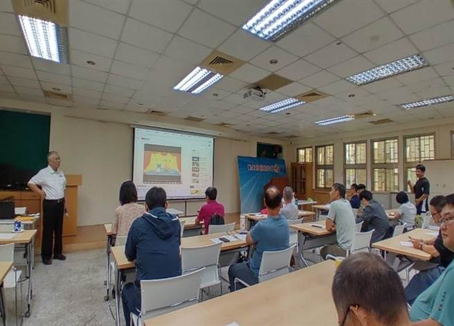 新北市动保处邀请虎头蜂专家安奎博士开课，教授预防蜂螫。（新北市动保处提供）