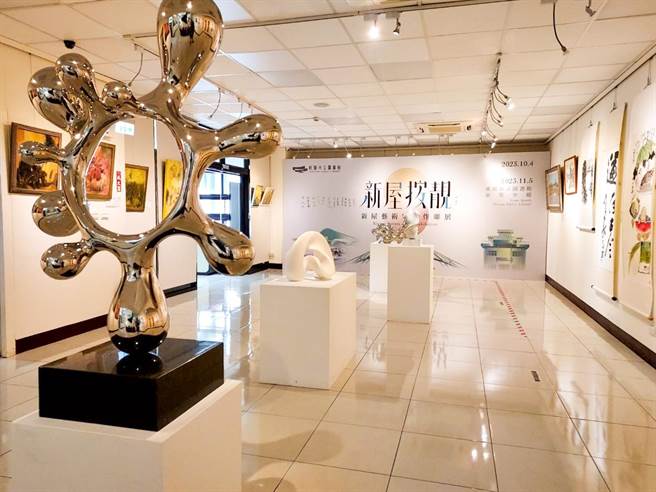 桃園市立圖書館新屋分館舉行「新屋按靚一新屋藝術家創作聯展」，展期至11月5日。（桃園市立圖書館提供／蔡明亘桃園傳真）
