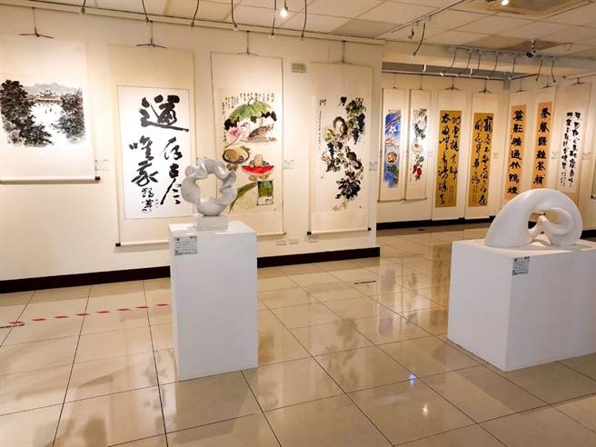 桃園市立圖書館新屋分館邀集14位在地藝術家共同參展，展出藝術品包括雕塑、水墨、膠彩、油畫、陶藝及書法等。（桃園市立圖書館提供／蔡明亘桃園傳真）