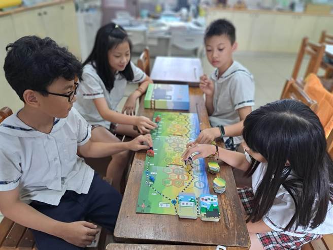 台中市大肚區山陽國小身處海線地區，為讓學童認識在地海線鐵道，教師們日前共同研發出1組海線鐵道桌遊，利用桌遊讓學童在遊戲過程認識海線鐵道歷史與特色，相當特別。（山陽國小提供／潘虹恩台中傳真）