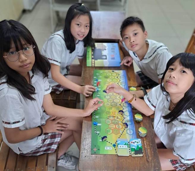 台中市大肚區山陽國小身處海線地區，為讓學童認識在地海線鐵道，教師們日前共同研發出1組海線鐵道桌遊，利用桌遊讓學童在遊戲過程認識海線鐵道歷史與特色，相當特別。（山陽國小提供／潘虹恩台中傳真）