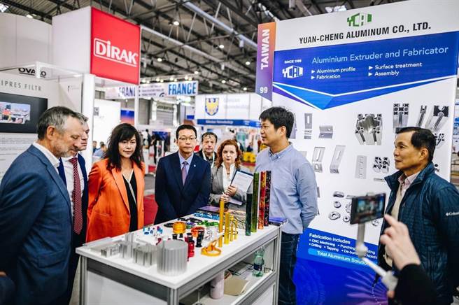 捷克布鲁诺国际工业展设置台湾馆，参展企业远丞铝业向捷克代表处经济组组长刘若斐(左3)、贸协华沙台贸中心主任吴春见(左4)与捷克贵宾介绍产品。(贸协提供)