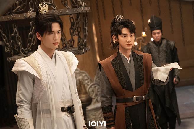 张凌赫（左起）、蒋龙剧中结伴携手斩妖除魔。（爱奇艺国际站提供）