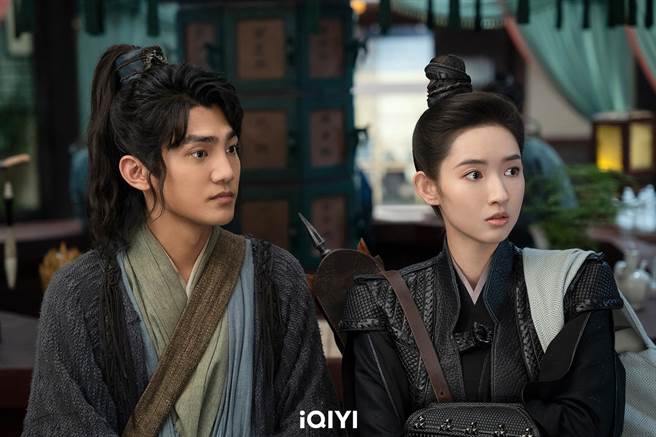 蒋龙（左起）、王玉雯，剧中有暧昧戏份。（爱奇艺国际站提供）