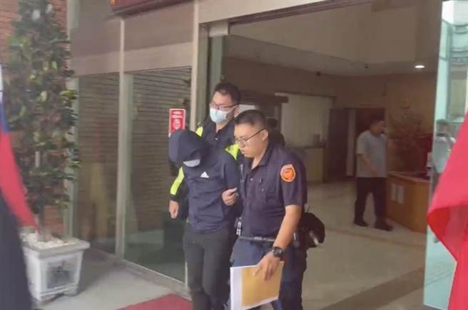 涉嫌杀人的杨姓男子移送时不发一语。（翻摄画面）