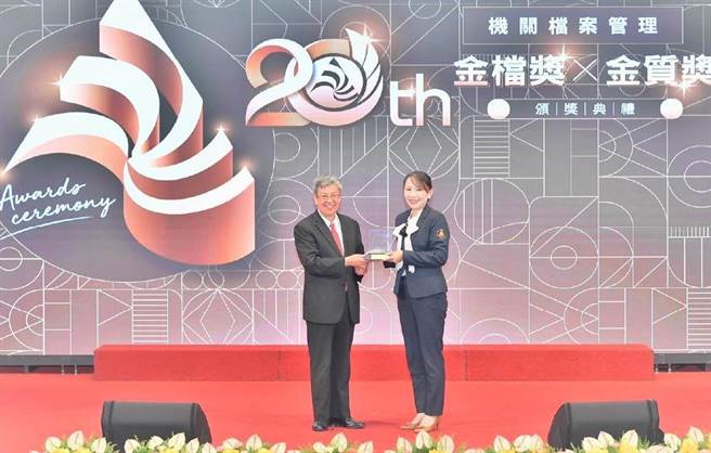 2023年10月11日新北市／新北市新店地政事务所获得2023年金檔奬，地所主任赖如慧（右）从行政院长陈建仁手上接过奖座。（新北市地政局提供／吕健豪新北传真）