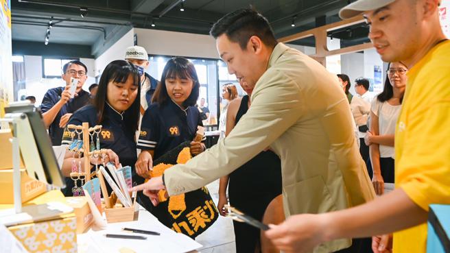 获得亚军「Star party」团队为青年局局长张以理(右二)介绍作品设计理念。（图片来源：高雄市青年局提供）