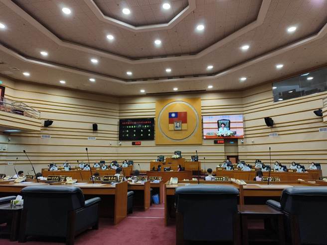 嘉义市议会临时会今天通过建请市府厘清教师不快乐原因及改善措施的提案。（廖素慧摄）
