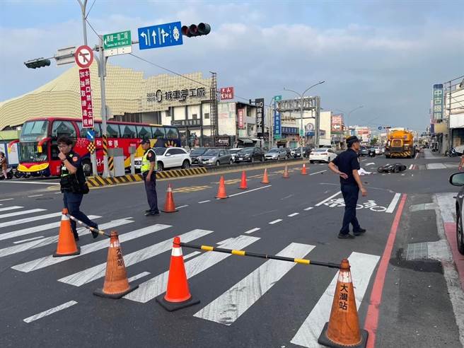 永康区復兴路下午发生一起惊悚车祸，起重机当场辗毙机车骑士。(读者提供／曹婷婷台南传真)