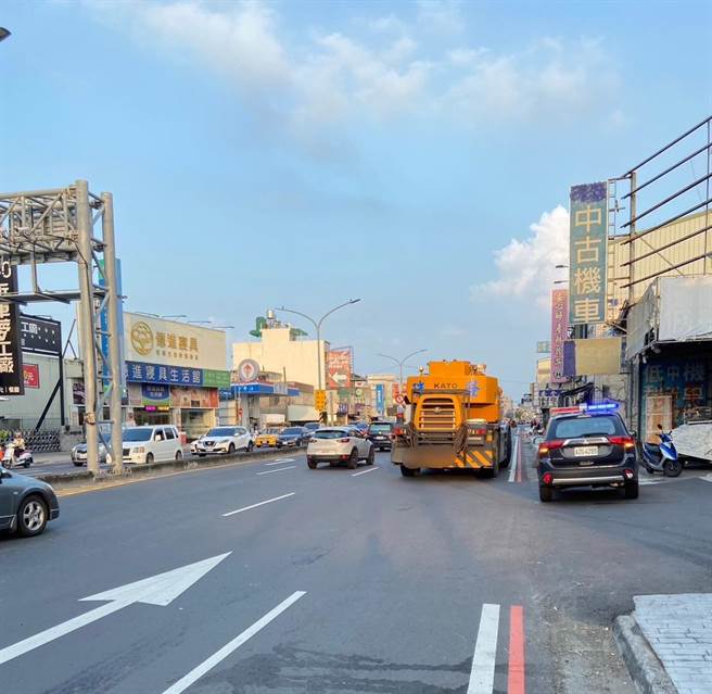 永康区下午4点多发生一起惊悚车祸，顏姓男子驾驶起重机行经復兴路，疑似视线死角，擦撞一旁机车，机车骑士当场遭辗毙。(读者提供／曹婷台南传真)