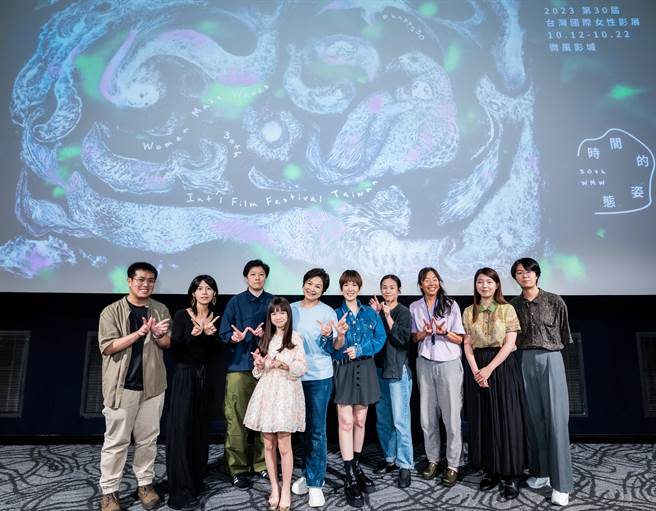 杨贵媚（左五）、孙可芳（右五）和入围影人们合影。（女影提供）