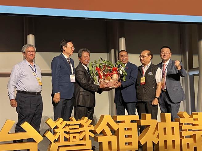 國民黨總統參選人侯友宜出席台灣領袖講座，主辦單位準備「好彩頭」祝福他當選。(林欣儀攝)