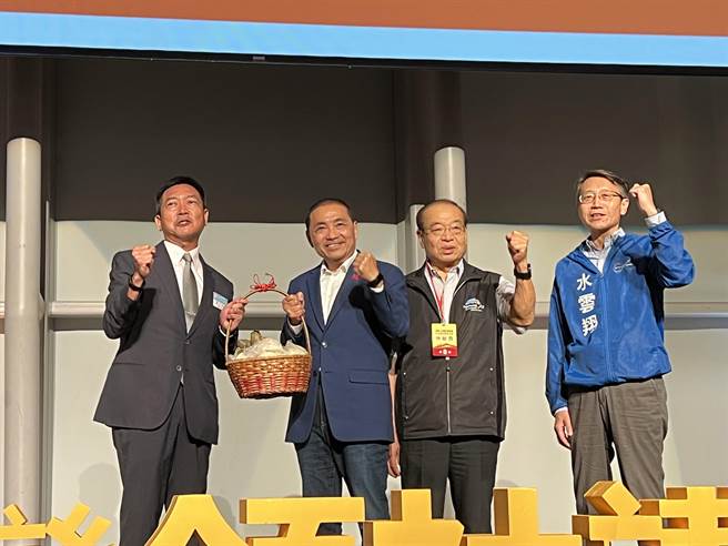 國民黨總統參選人侯友宜出席台灣領袖講座，主辦單位準備象徵「包中」的包子送給侯，祝福他當選。(林欣儀攝)