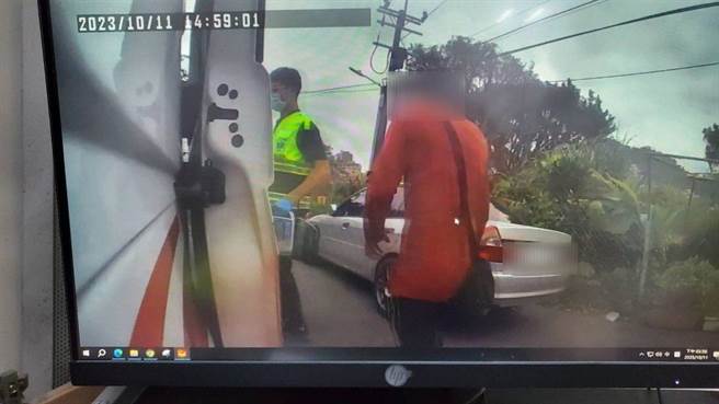 潘姓男员工今午在和美山清理步道及除草，被虎头蜂螫约8下，当场头晕呕吐，并有肢体红肿疼痛等状况。（民眾提供）