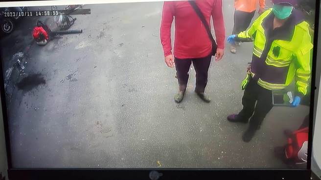 潘姓男员工今午遭虎头蜂螫伤后，被送往医院治疗。（民眾提供）