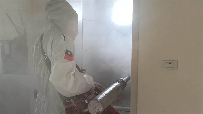 台南本土登革熱11日新增242例，累計1萬4259例，防疫人員前往確診個案住家化學防治。（台南市衛生局提供／曹婷婷台南傳真）