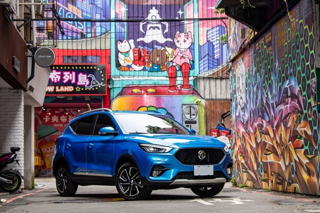 MG ZS旗舰版车头配置银石之翼LED头灯，前雾灯也具备转向照明辅助功能，雾银车顶架既美观又具备75kg载重能力，可扩大车主载物的需求。（陈大任摄）