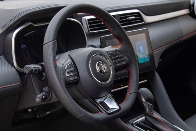 仪表控台採用类碳纤维皮质包覆，车内多处亦採取软质材料包覆，颇具豪华感。（陈大任摄）