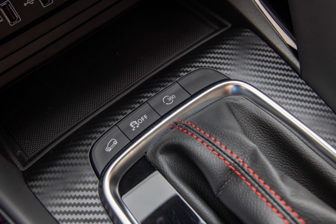 HDC陡坡缓降功能（左一）。（陈大任摄）