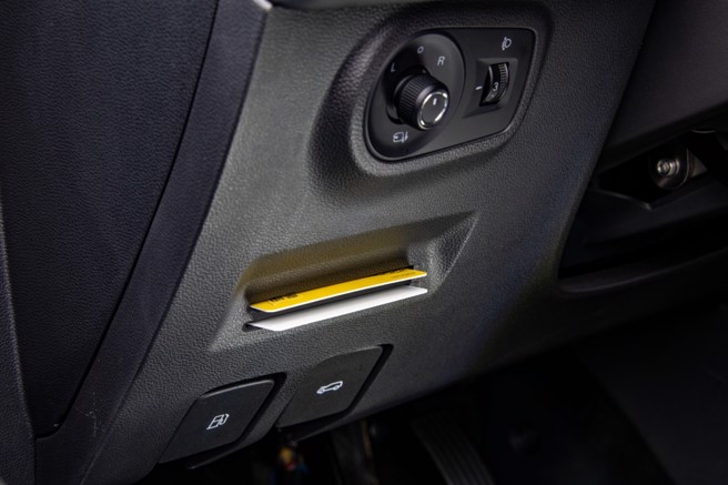 方向盘左下有2个卡片插槽。（陈大任摄）