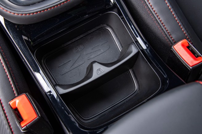 中央可拆式杯架具扩充机能。（陈大任摄）