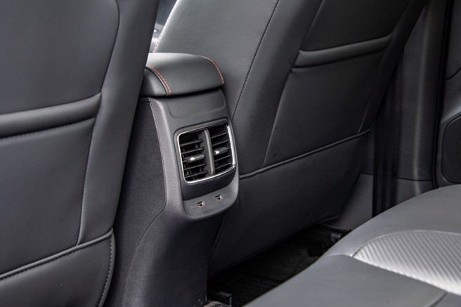 后座双出风口及双USB充电插孔。（陈大任摄）