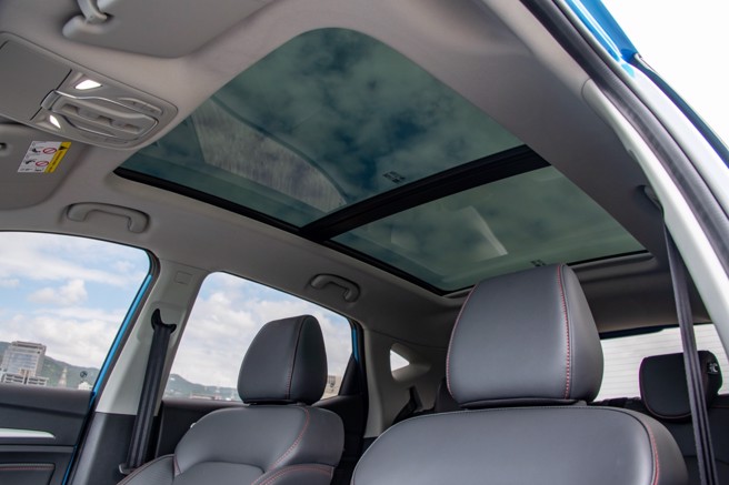 全景天窗附电动遮阳帘及防夹功能。（陈大任摄）