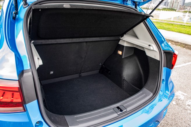 行李厢平整附夹层，并具备照明功能。（陈大任摄）