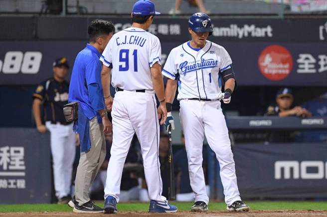 中华职棒富邦悍将队野手林哲瑄（右）10日在例行赛9局下半代打上场，挥出界外球后就伤退。总教练丘昌荣（右2）11日受访表示，林哲瑄下半季例行赛确定无法归队，如果是鉤状骨的问题，可能连季后赛都没办法赶上。（富邦悍将提供/中央社）