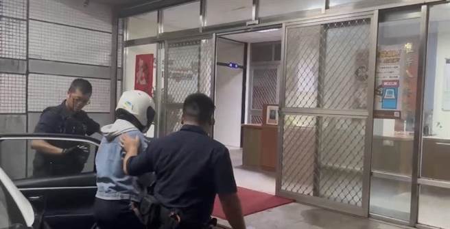 外甥在大街上遭舅舅持开山刀砍伤。（苏澳分局提供／吴佩蓉宜兰传真）