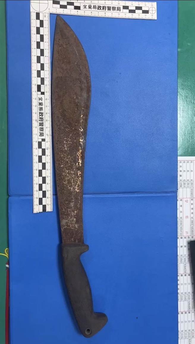 舅舅持45公分长的开山刀砍外甥。（苏澳分局提供／吴佩蓉宜兰传真）