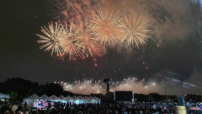 針對國慶焰火施放時間管控瑕疵，以及無人機表演未能順利實施，慶籌會秘書長花敬群表示抱歉。（資料照片/張亦惠攝）