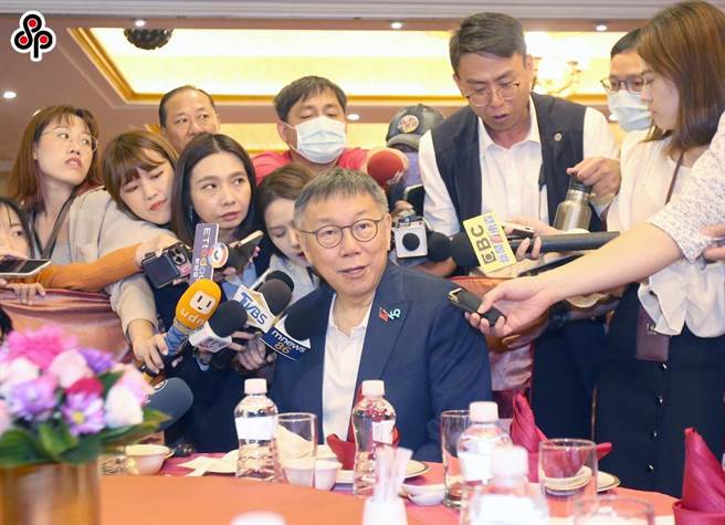 台湾民眾党主席柯文哲（中）11日出席「2023北台湾妈祖文化节」省城隍庙欢迎午宴，面对媒体询问他数度欲言又止。（范扬光摄）（饮酒过量，有碍健康）