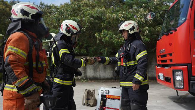 坪顶消防分队趁满水期模拟缺水时的灾害抢救情形，防患未然。(消防提供／蔡依珍桃园传真)