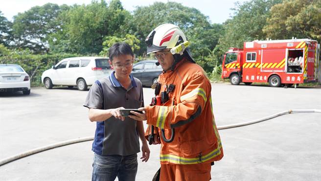 坪顶消防分队趁满水期模拟缺水时的灾害抢救情形，防患未然。(消防提供／蔡依珍桃园传真)
