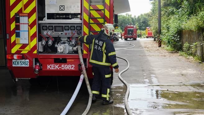 坪顶消防分队趁满水期模拟缺水时的灾害抢救情形，防患未然。(消防提供／蔡依珍桃园传真)