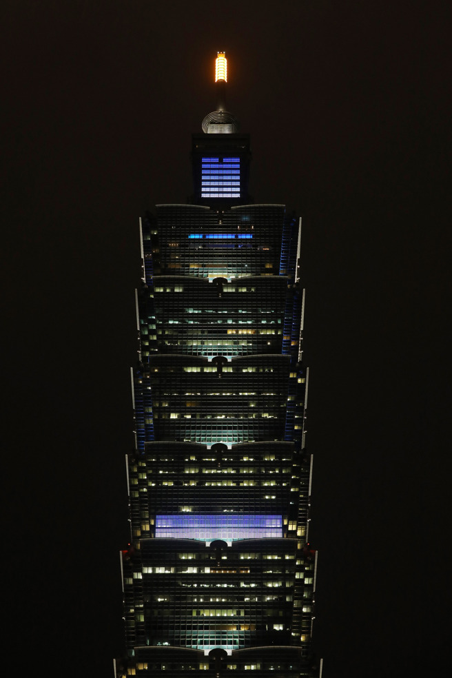 台北101今（11）日晚間打上藍白燈，引起網友熱議，不少人認為此舉不妥表達擔憂。（圖／翻攝台北101臉書）