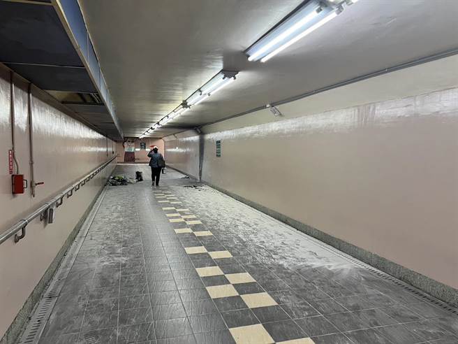 台中荣总旁地下道传出疑似行李箱爆炸案，现场遗留被烧毁的物品。（民眾提供）