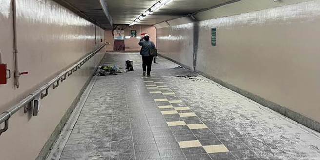 台中荣总旁地下道传出疑似行李箱爆炸，现场残留烧毁后的物品，引发网友热议。（民眾提供）