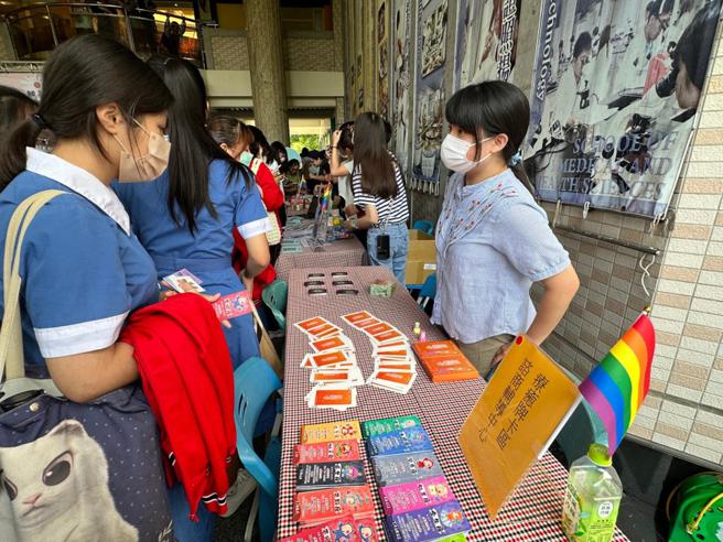 辅英科大举办「拥抱多元，爱是唯一」情感教育月活动，学务处谘商辅导中心的疗癒牌卡区，协助学生情感表达方式。（图片来源：辅英科大提供）