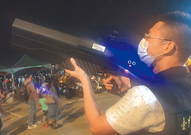 2023年國慶焰火10日晚間在台中市中央公園施放，原規畫全國首創以無人機搭載焰火表演，未經申請許可的民間無人機入侵上空，造成嚴重干擾，而取消無人機演出。圖為主辦單位鎖定「狙擊」。（民眾提供／陳淑芬台中傳真）