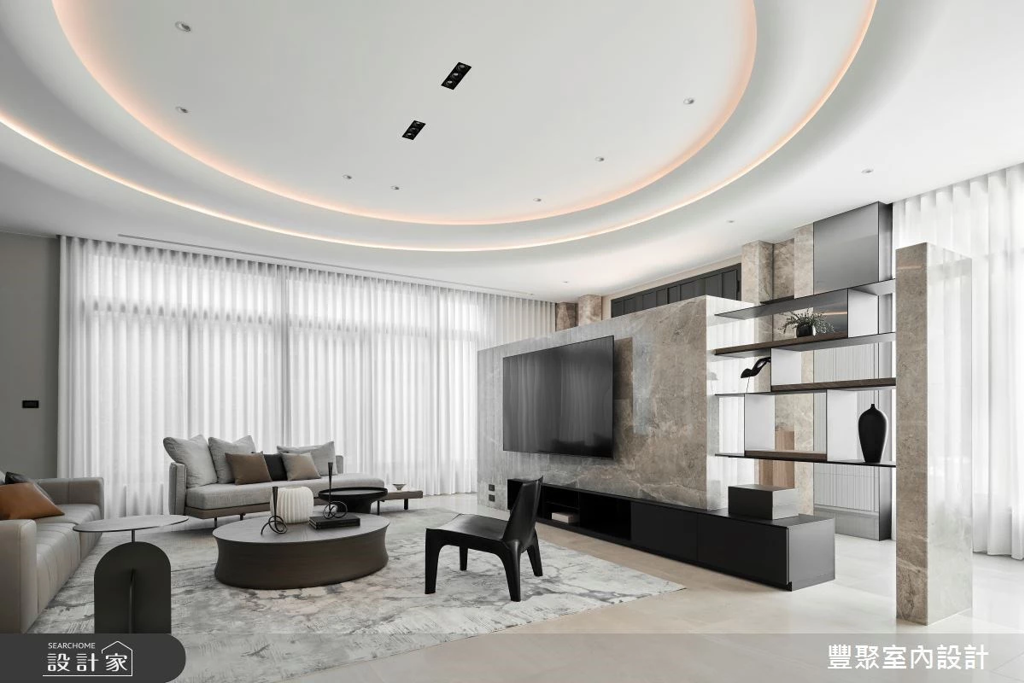 透天裝潢客廳弧形融合石材與純潔的白色，以一層一戶的概念打造全齡住宅(圖/設計家)