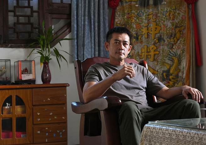 柯叔元角色带着神秘感。（台视提供）